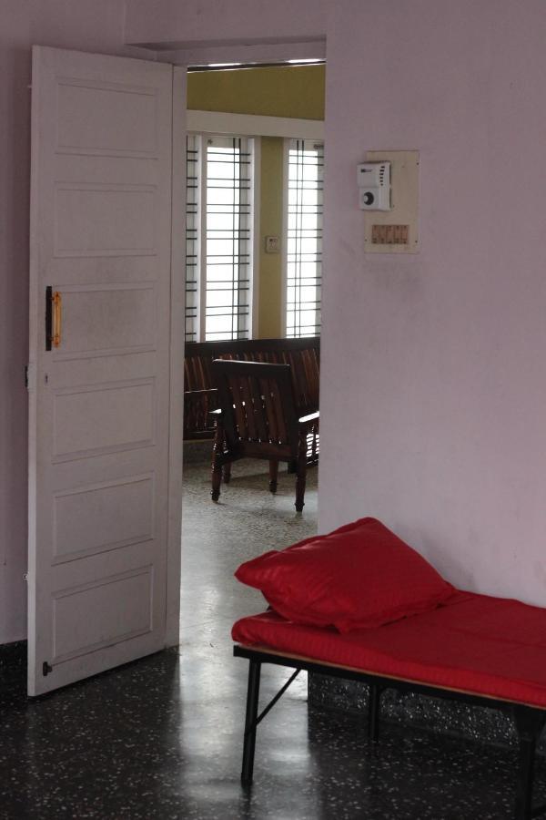 Hotel Bed And Bath For 1-8 People Thiruvananthapuram Exterior foto